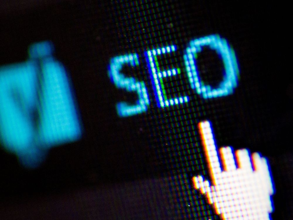 Tela com a palavra SEO em destaque, representando os melhores plugins para SEO no WordPress.