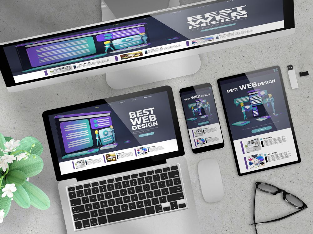 Versão responsiva de site UX design exibida em computador, tablet e smartphone, garantindo experiência consistente em todos os dispositivos.