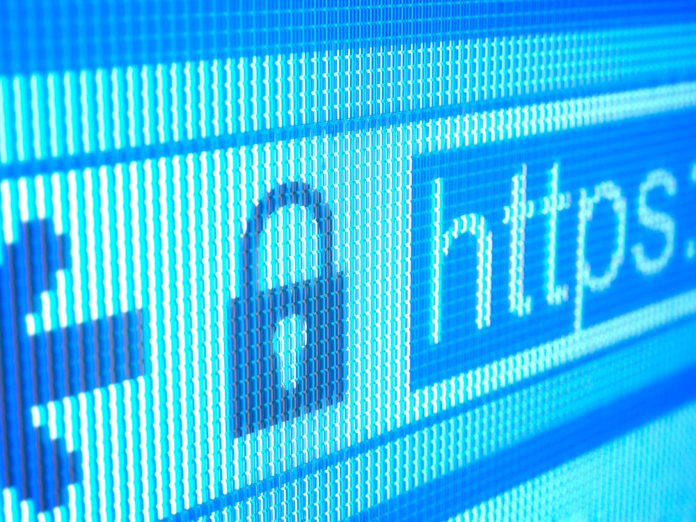 Close-up de uma barra de endereço de navegador com "https:" e um ícone de cadeado. A imagem destaca a segurança da conexão online. O que é VPS e sua importância para a segurança de dados e sites.