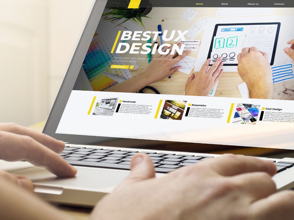 Computador exibindo layout de site em desenvolvimento com menu e identidade visual no topo, destacando a importância de entender o que é header.