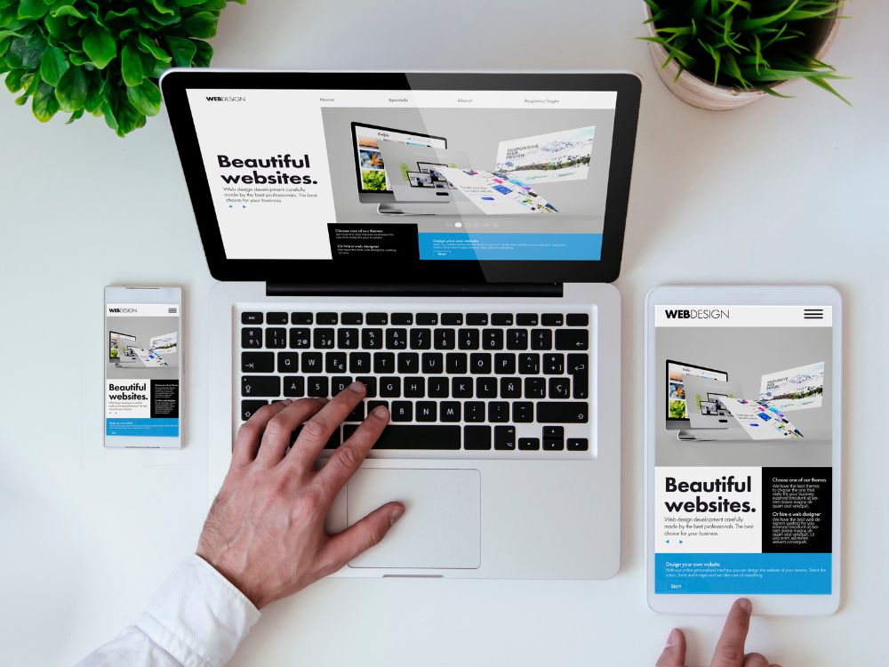 Notebook, tablet e celular mostrando a mesma página web com cabeçalho idêntico, reforçando conceito de responsividade e o que é header.