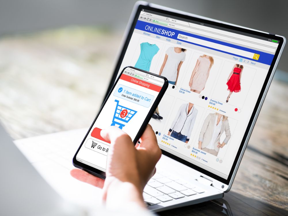 Usuário faz compras online em dispositivos móveis e computador, com destaque para a área superior do site que representa o que é header.