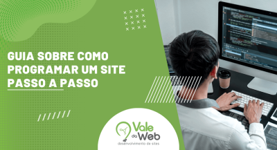 Arte de capa sobre como programar um site passo a passo com desenvolvedor trabalhando em computador.